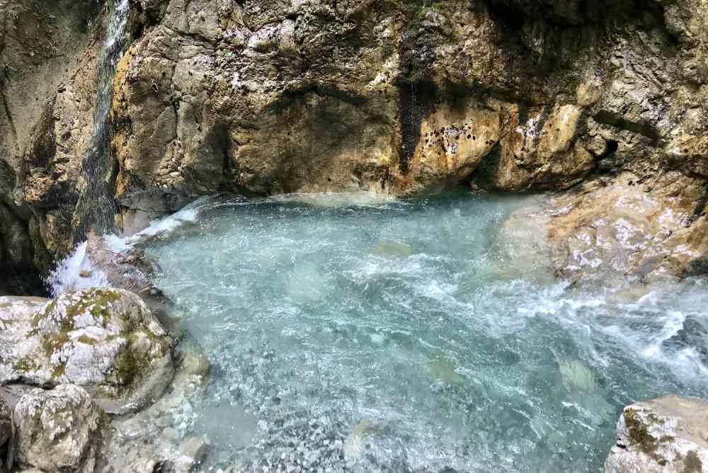 Mit der richtigen Wanderausrüstung kannst du das Naturdenkmal Almbachklamm genießen