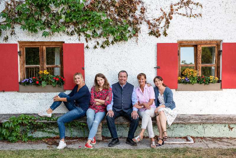 Hauptkommissar Benedikt Beissl im Kreise seiner Familie: V.l.n.r. Johanna Beissl (Ines Lutz), Eva Beissl (Leonie Brill), Benedikt Beissl (Andreas Giebel), Elisabeth Beissl (Barbara Weinzierl), Maria Beissl (Kathrin von Steinburg)
Bild: ARD/Susanne Bernhard (S2). 