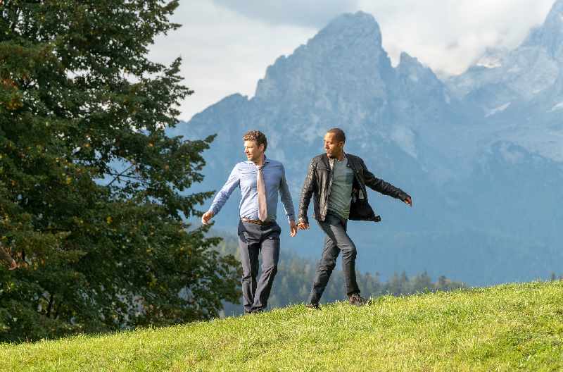 Watzmann ermittelt Drehort Alm: Jerry Paulsen (Peter Marton, r.) ist mit Hubert Gentner (Markus Baumeister, l.), dem Sohn des Chefs der Traditions-Brennerei Gentner in den Bergen unterwegs. Bild: ARD/Raymond Roemke (S2+)