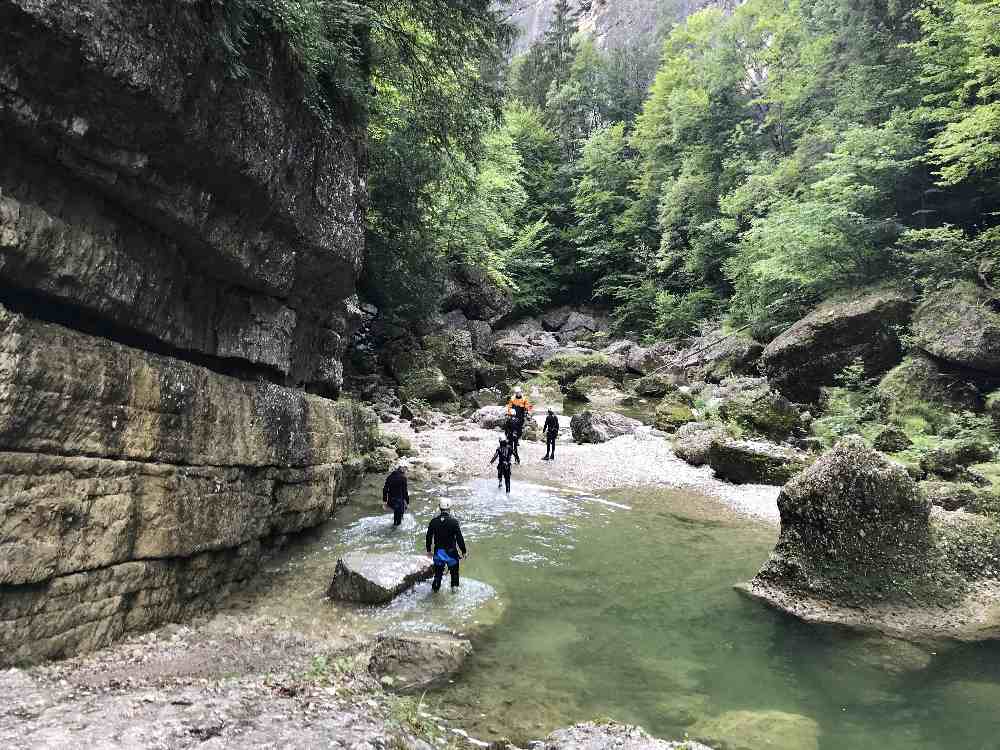 Unterhalb der Staumauer durch die Almbachklamm wandern