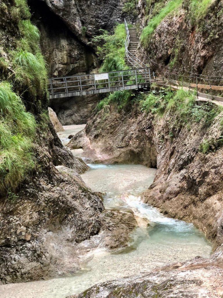 Auf dem Steig geht es durch die Almbachklamm Bayern