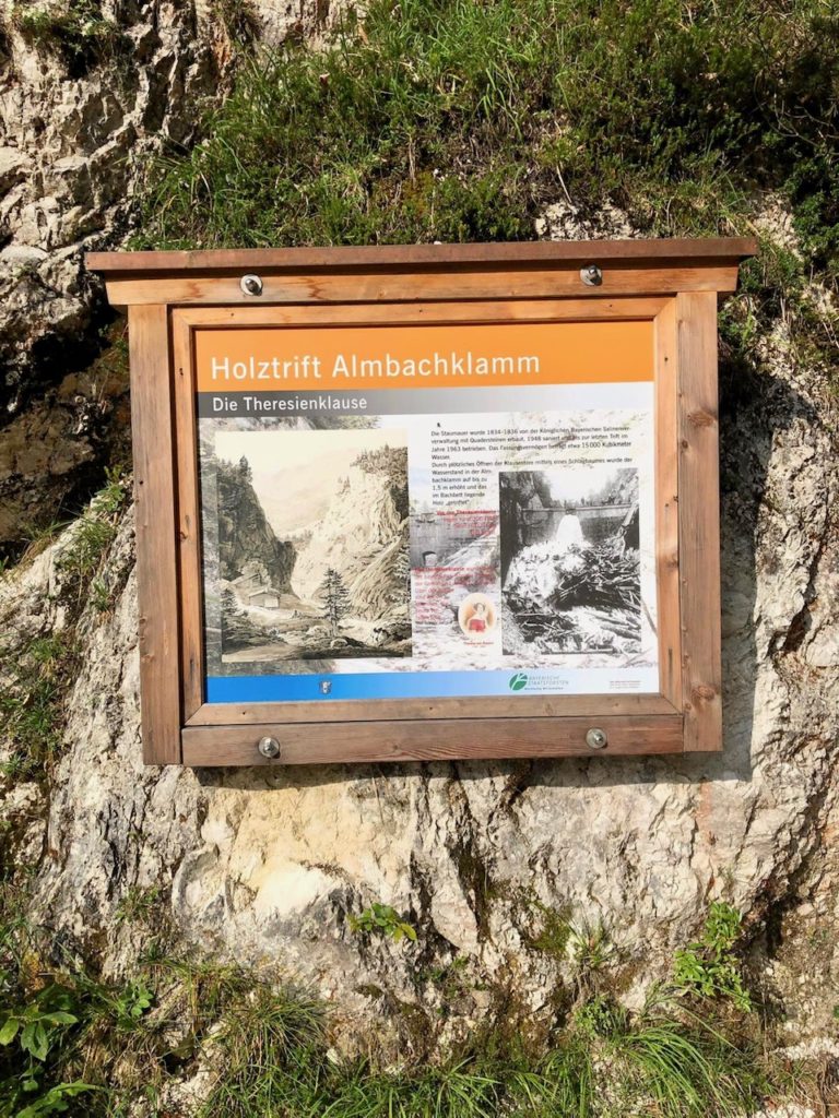 Eine Tafel in der Almbachklamm informiert über die Holztrift 