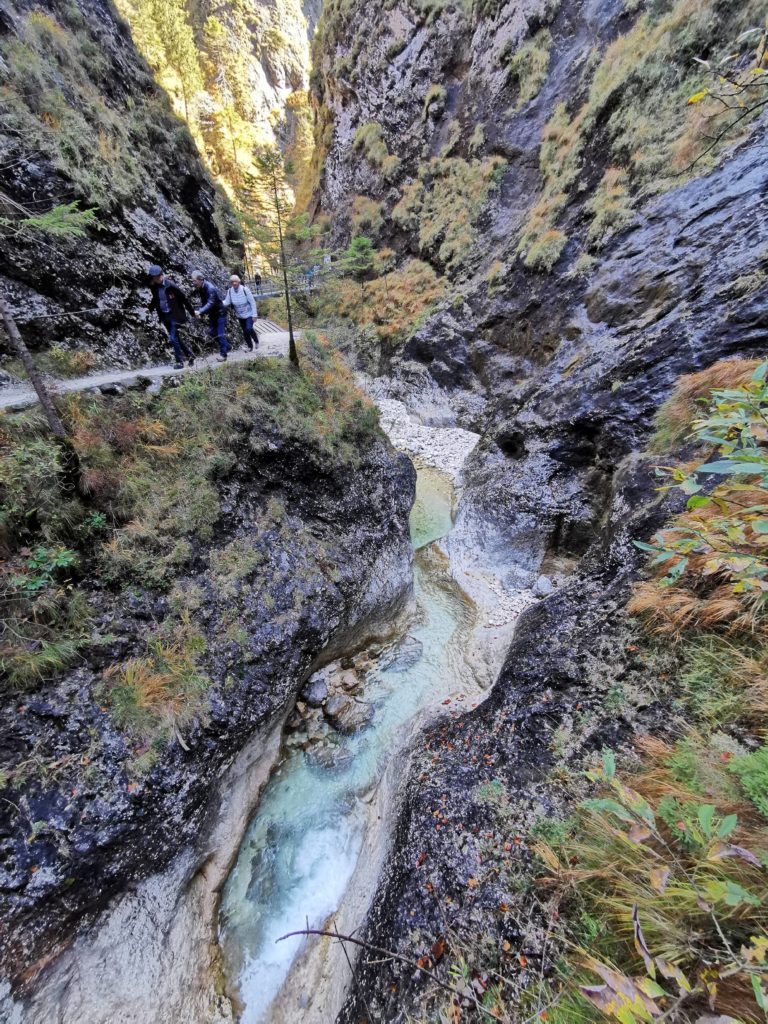 Almbachklamm wandern - der schmale Steig führt mittendurch