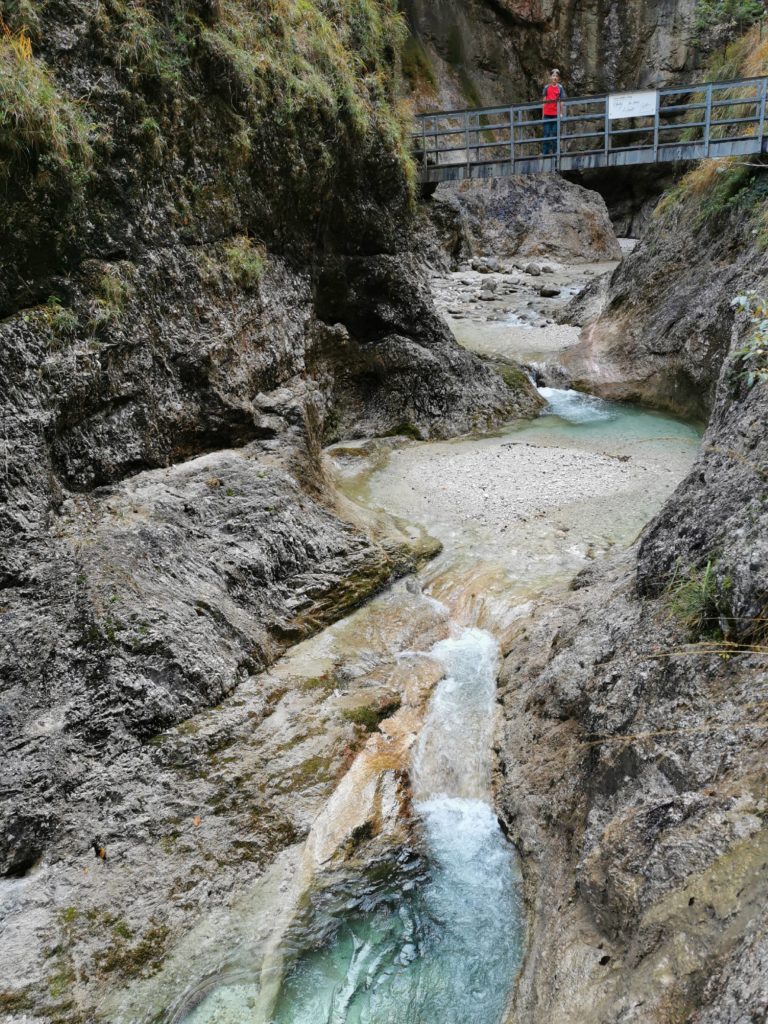 Im unteren Bereich der Almbachklamm: Glasklares Wasser in den Gumpen