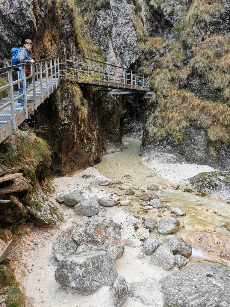 So schön durch die Almbachklamm wandern mit Kindern