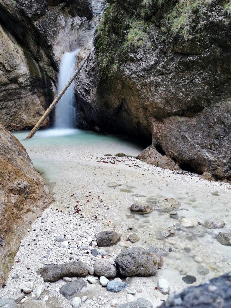 Eindrucksvoller Wasserfall in der Almbachklamm