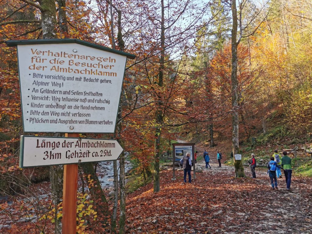 Die Wanderung in die Klamm beginnt: 3 Kilometer und 2 Stunden, einfach gerechnet