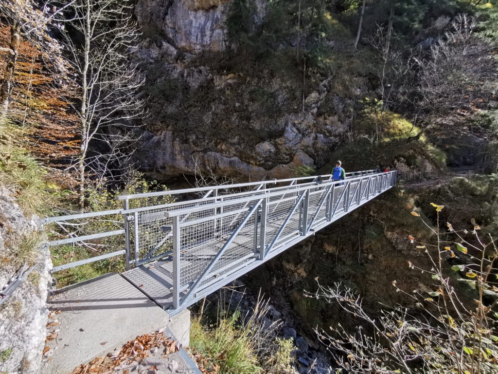 Über den Dunkelgraben führt diese lange Brücke Richtung Ettenberg