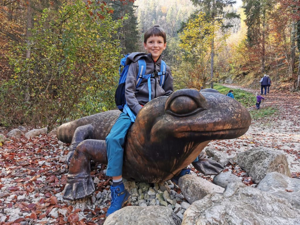 Almbachklamm wandern mit Kindern - und den großen Salamander begrüßen