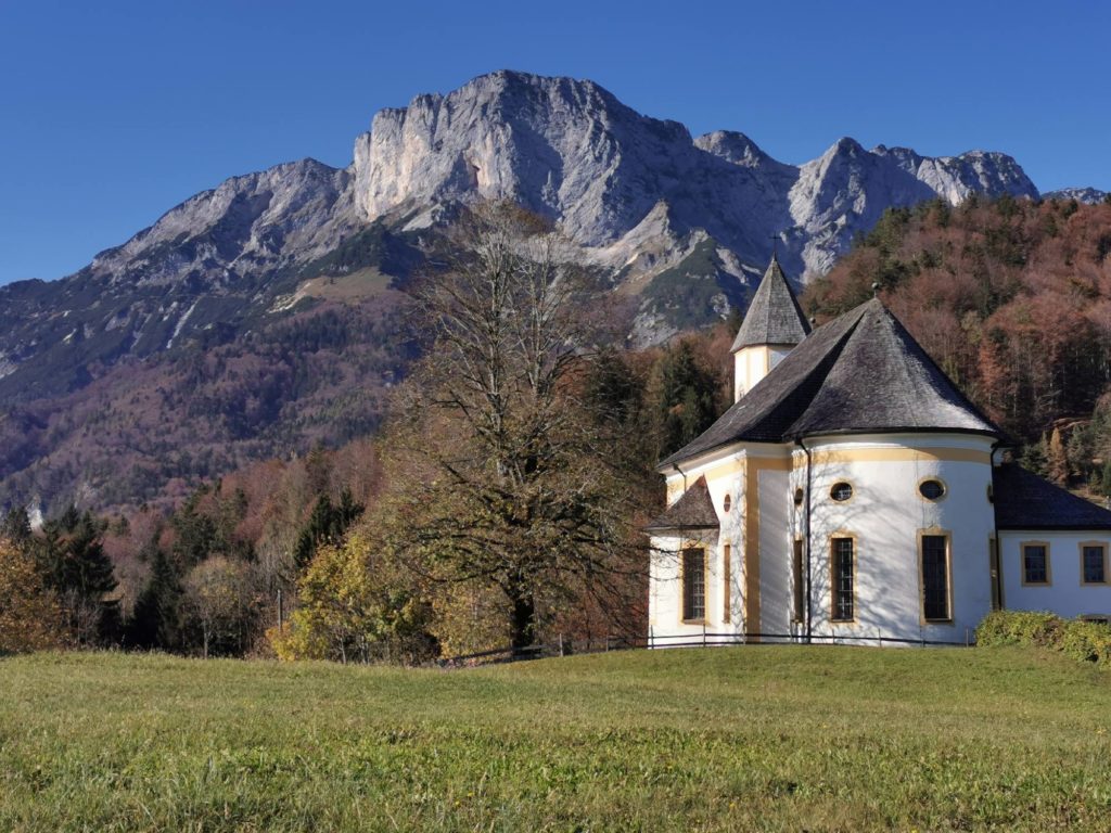 Berchtesgaden Sehenswürdigkeiten: Ettenberg mit seiner Kirche und den Bergen