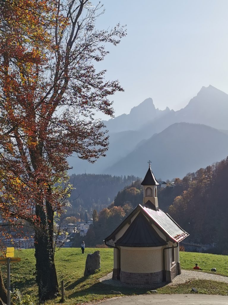 Berchtesgaden Sehenswürdigkeiten: Die Kapelle mit Blick auf den Watzmann