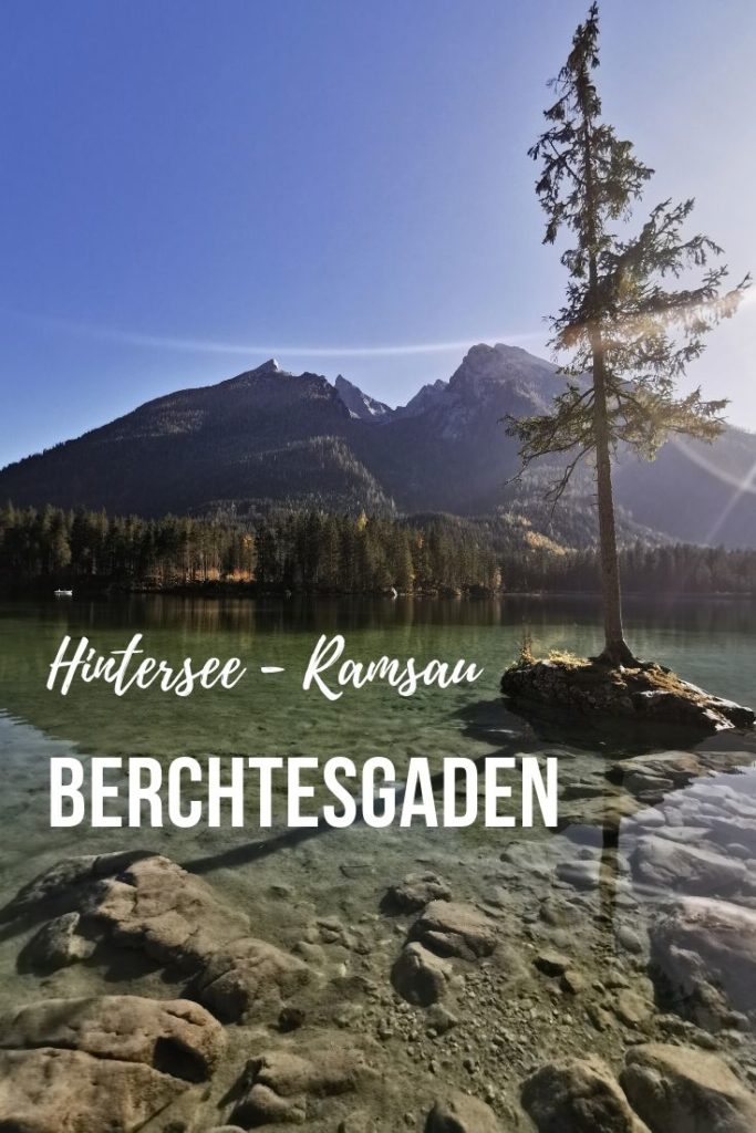 Glasklares Wasser, Steininsel mit Baum und der Hochkalter