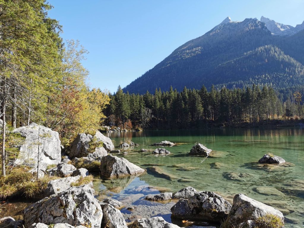 Schöner Abschnitt bei der Wanderung am See mit den Felseblöcken und dem Bergblick