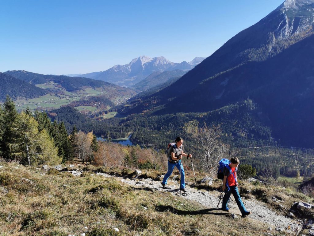 Hintersee wandern auf die Halsalm - mit Bilck auf den See in Bayern