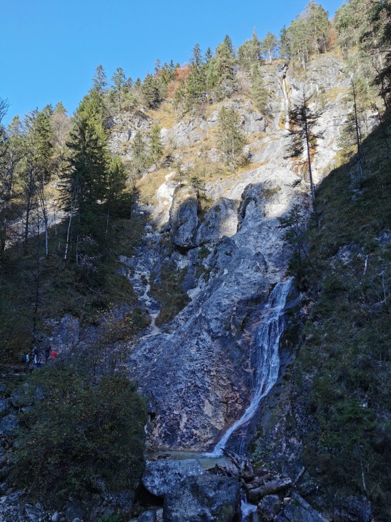 Sulzer Wasserfall - unten noch im Schatten, oben in der Sonne