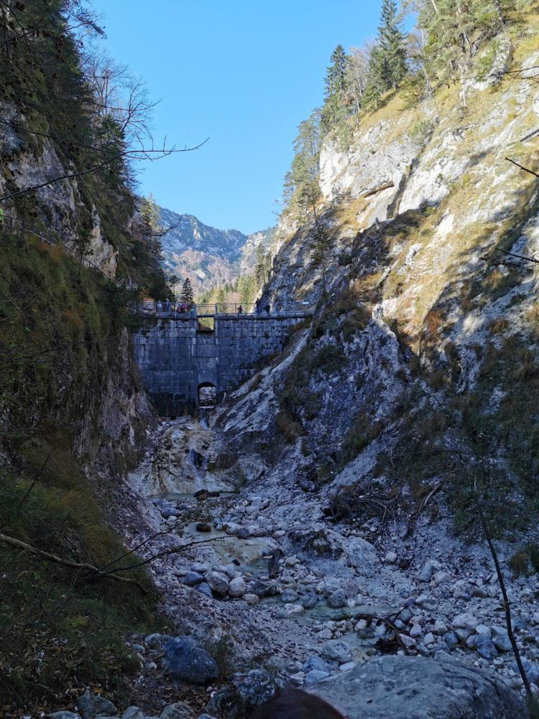 Die Theresienklause versperrt dem Wasser den Weg durch die Almbachklamm