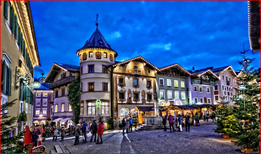 Weihnachtsmarkt Berchtesgaden mit den weihnachtlich beleuchteten Gassen