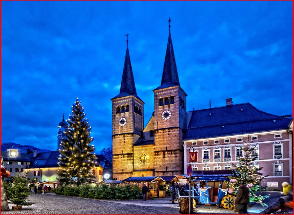 Weihnachtsmarkt Berchtesgaden mit Kirche - so romantisch ist es am Schloßplatz im Advent