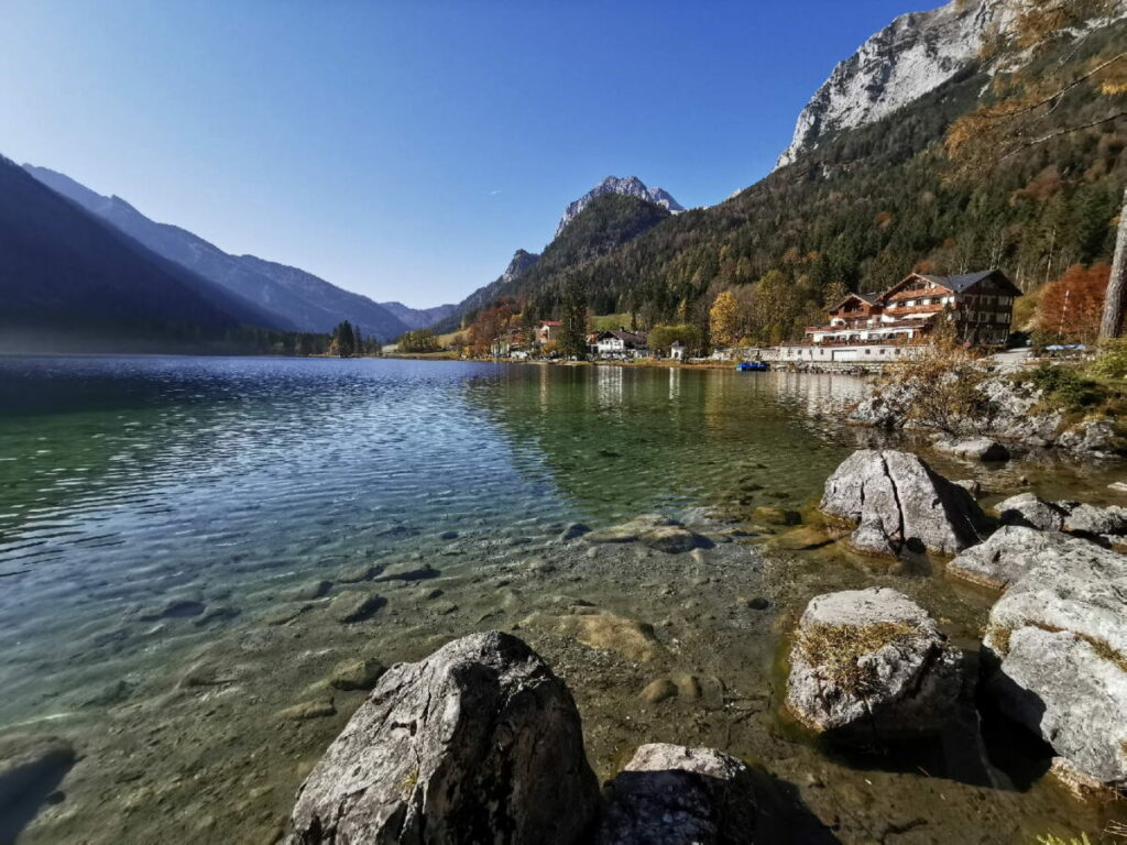 Hintersee - Blick über den See auf den gleichnamigen Ort mit den wenigen Häusern am Ufer