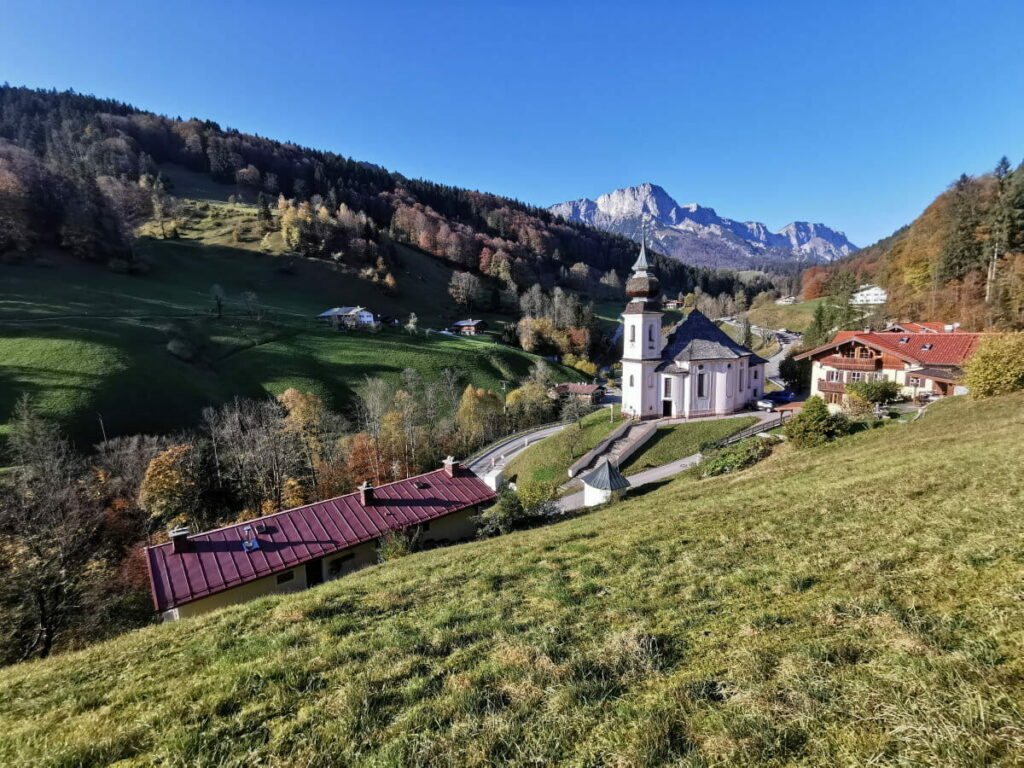 Der Weiler Maria Gern mit der Kirche und den Berchtesgadener Alpen