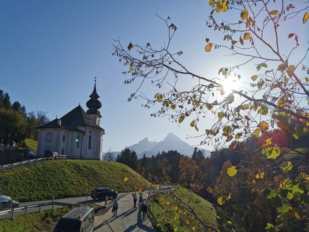 Bekanntes Fotomotiv in Berchtesgaden - die Kirche mit dem Watzmann