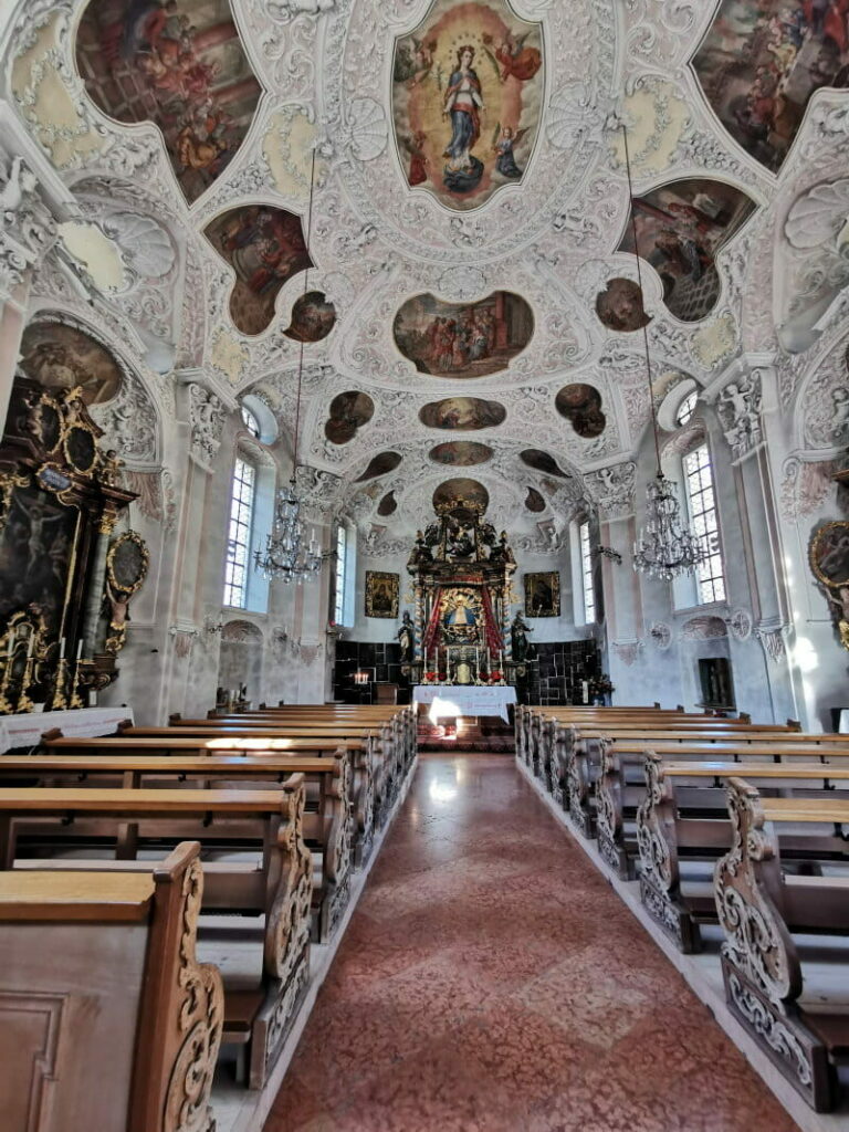 So prunkvoll ist die Maria Gern Kirche innen