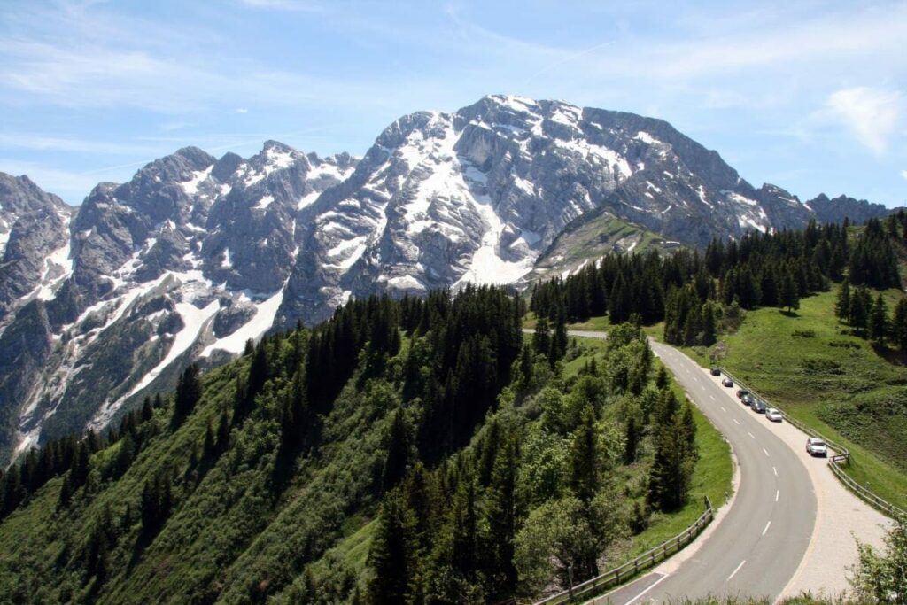 Blick von der Rossfeld Panoramastrasse Berchtesgaden auf den markanten Gipfel "Hoher Göll"