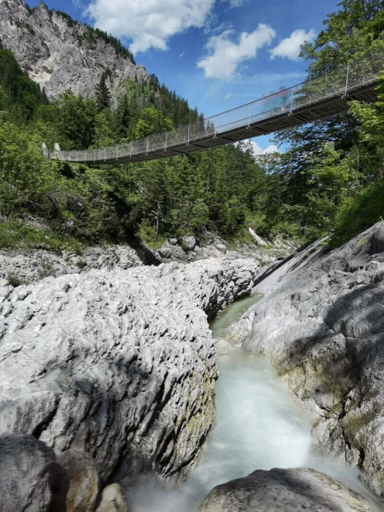 Die Klausbachtal Hängebrücke im Nationalpark Berchtesgaden - in der Nähe der Almbachklamm