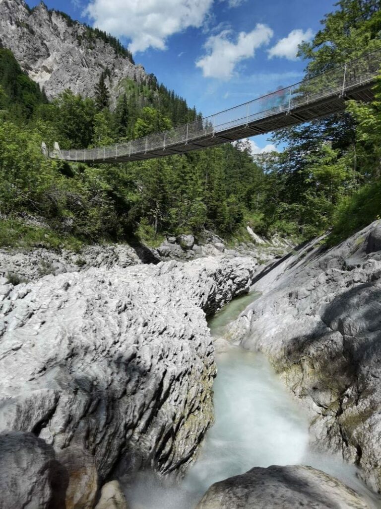 Gehört zu den Berchtesgaden Sehenswürdigkeiten: Die Hängebrücke im Klausbachtal