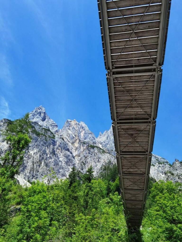 Die Klausbachtal Hängebrücke überspannt das ganze Tal - überragt von den imposanten Bergen der Berchtesgadener Alpen