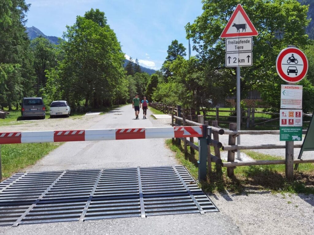 Bis hier kannst du ins Klausbachtal mit dem Auto fahren, dort ist offizielle Hirschbichlstraße Parkplatz