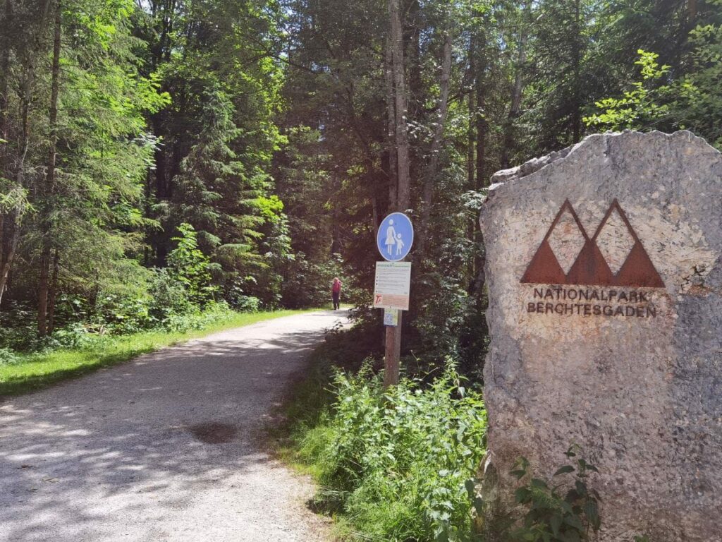 Im Klausbachtal wandern - hier zweigt der Wanderweg von Straße ab