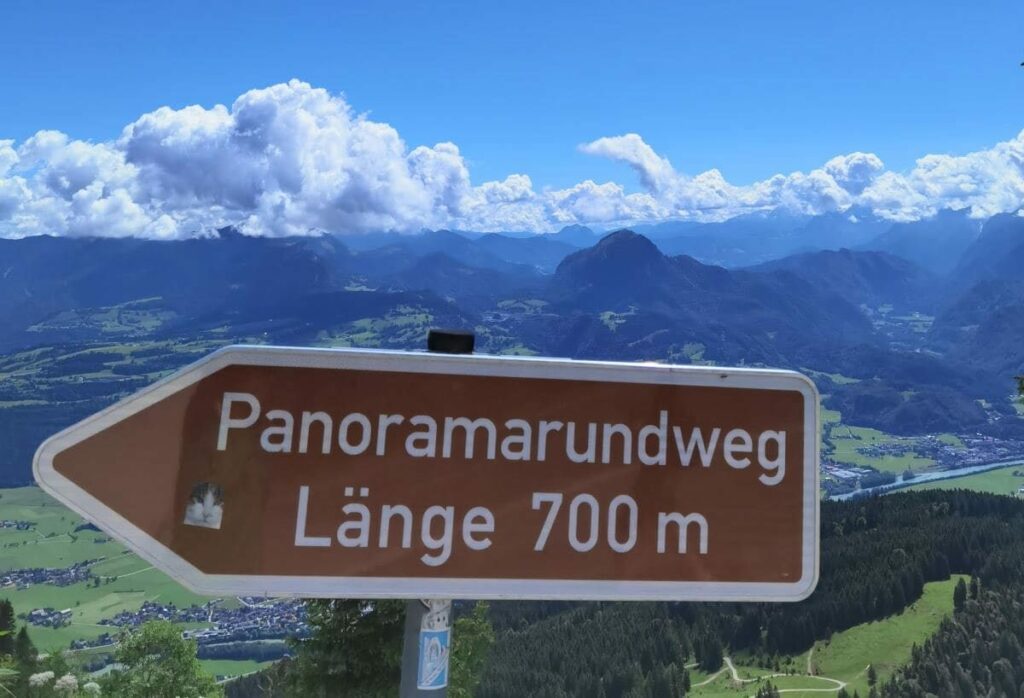 Direkt von der Rossfeld Panoramastrasse führt der Panoramarundweg auf einen aussichtsreichen Buckel