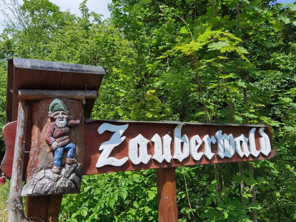 Schnell die Hinterseer Straße gequert und dem Schild folgend in den Zauberwald