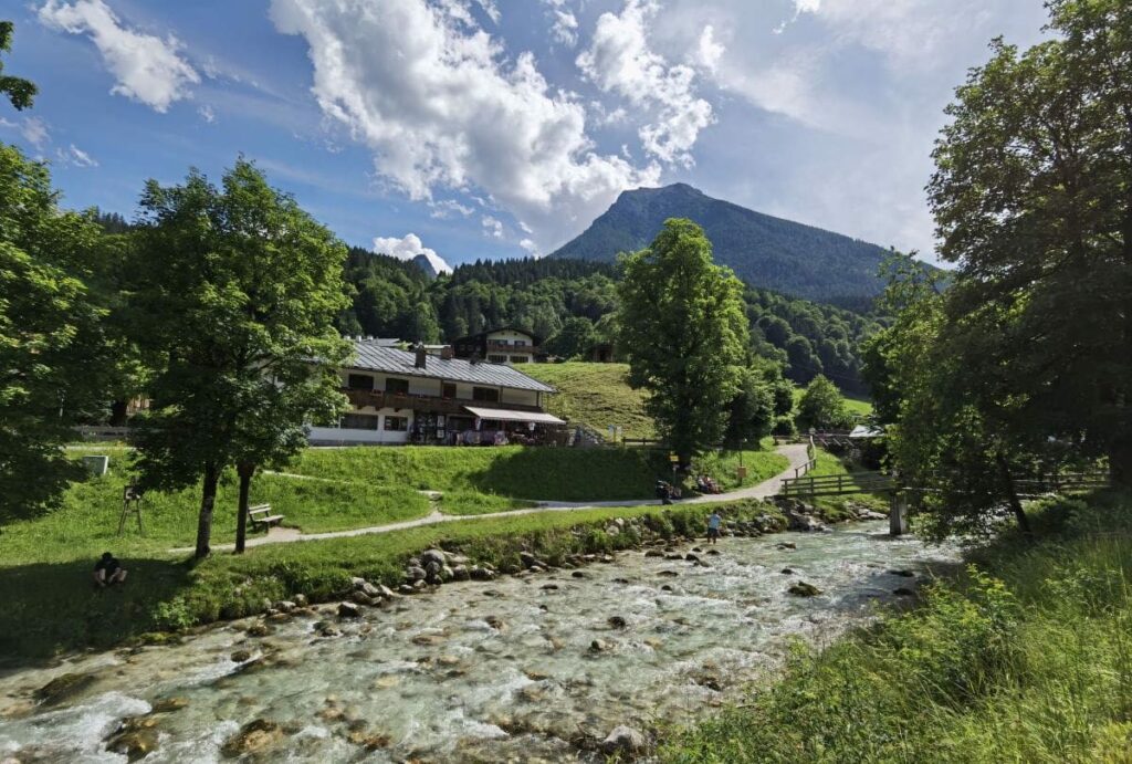 Im Ort Ramsau kannst du an der Ramsauer Ache Richtung Zauberwald Ramsau wandern