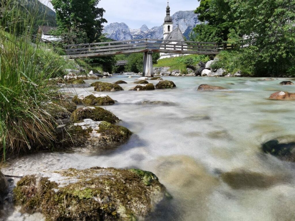 Auf dem Weg in den Zauberwald Ramsau kommst du an der berühmten Kirche St. Sebastian vorbei