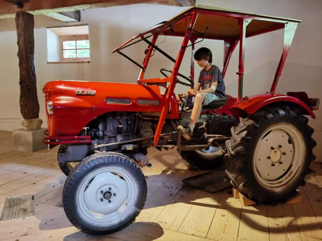 Berchtesgaden bei Regen - zum Freilichtmuseum gehört auch das Traktormuseum, wo du selbst auf einem historischen Traktor sitzen darfst
