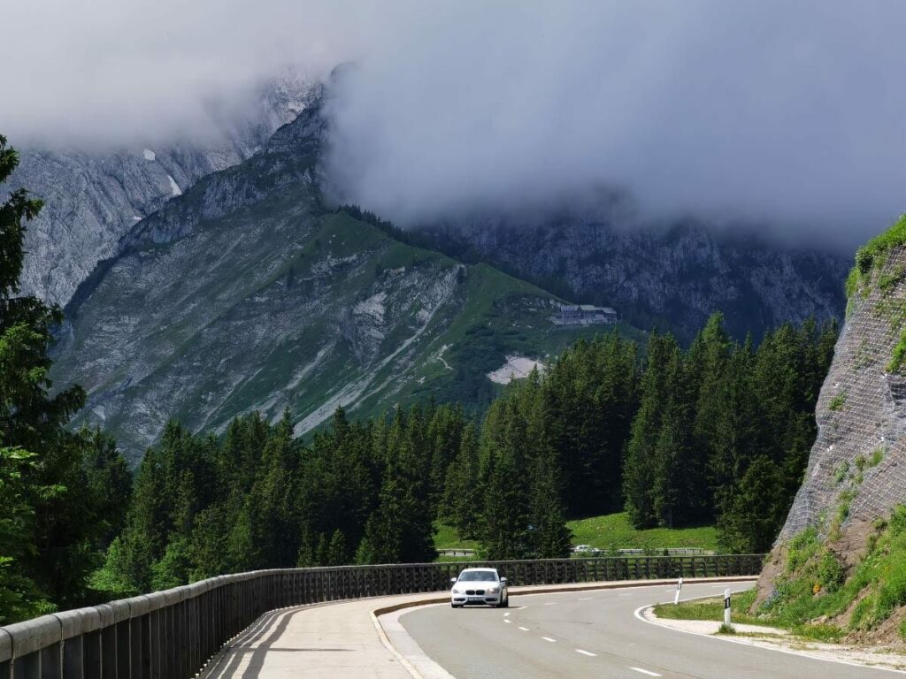 Berchtesgaden bei Regen - durch die Wolkenstimmung in den Bergen kann sich die Rossfeld Panoramastraße lohnen