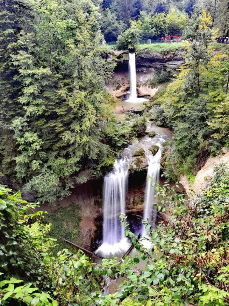 Klamm Deutschland mit meterhohen Wasserfällen - hier der obere Bereich der Rohrachschlucht im Allgäu