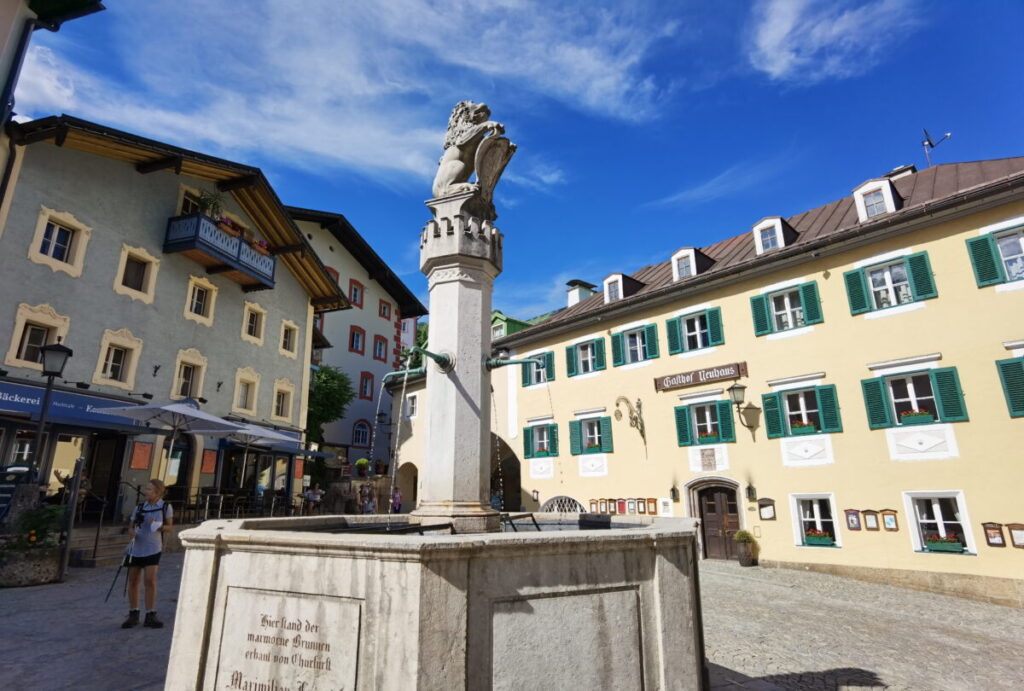 Die Altstadt Berchtesgaden mit dem Brunnen am Marktplatz