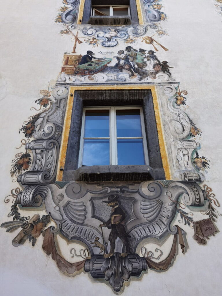 Geheimtipp in der Altstadt Berchtesgaden: Die Lüftlmalerei mit den Affen, gibt es nirgendwo sonst in Bayern