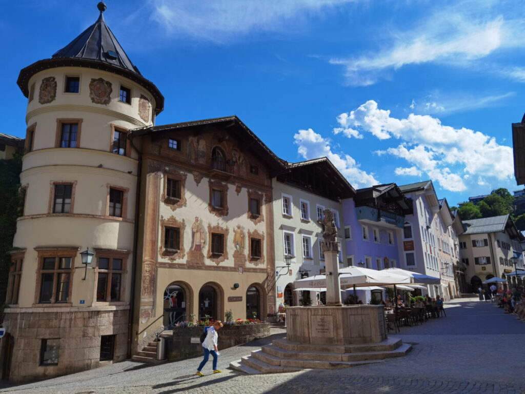 Berchtesgaden Innenstadt - der Marktbrunnen mit den bunten Häusern am Marktplatz