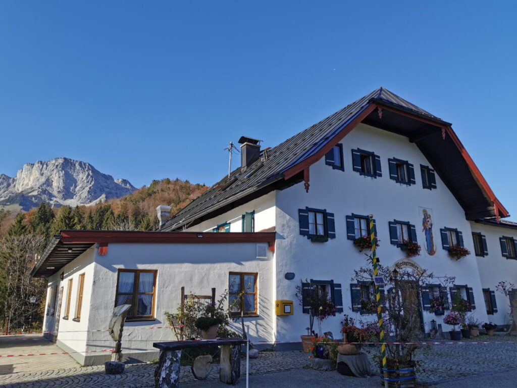 Der Mesnerwirt Ettenberg mit dem Untersberg links im Bild