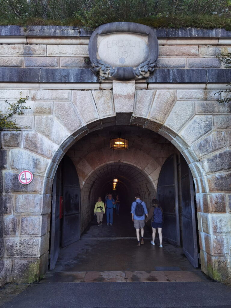 Durch diesen Tunnel geht über 100 Meter in den Berg hinein zum Kehlsteinhaus Aufzug