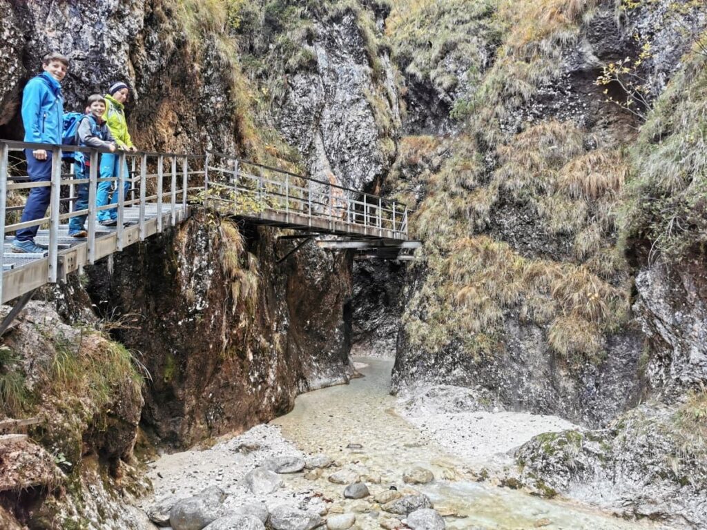 Almbachklamm Länge - viel zu sehen auf rund 2,8 Kilometern Länge durch die Klamm